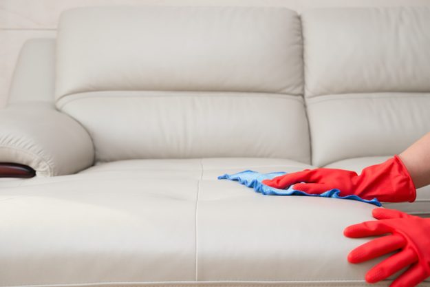 limpiar-los-muebles-de-cuero